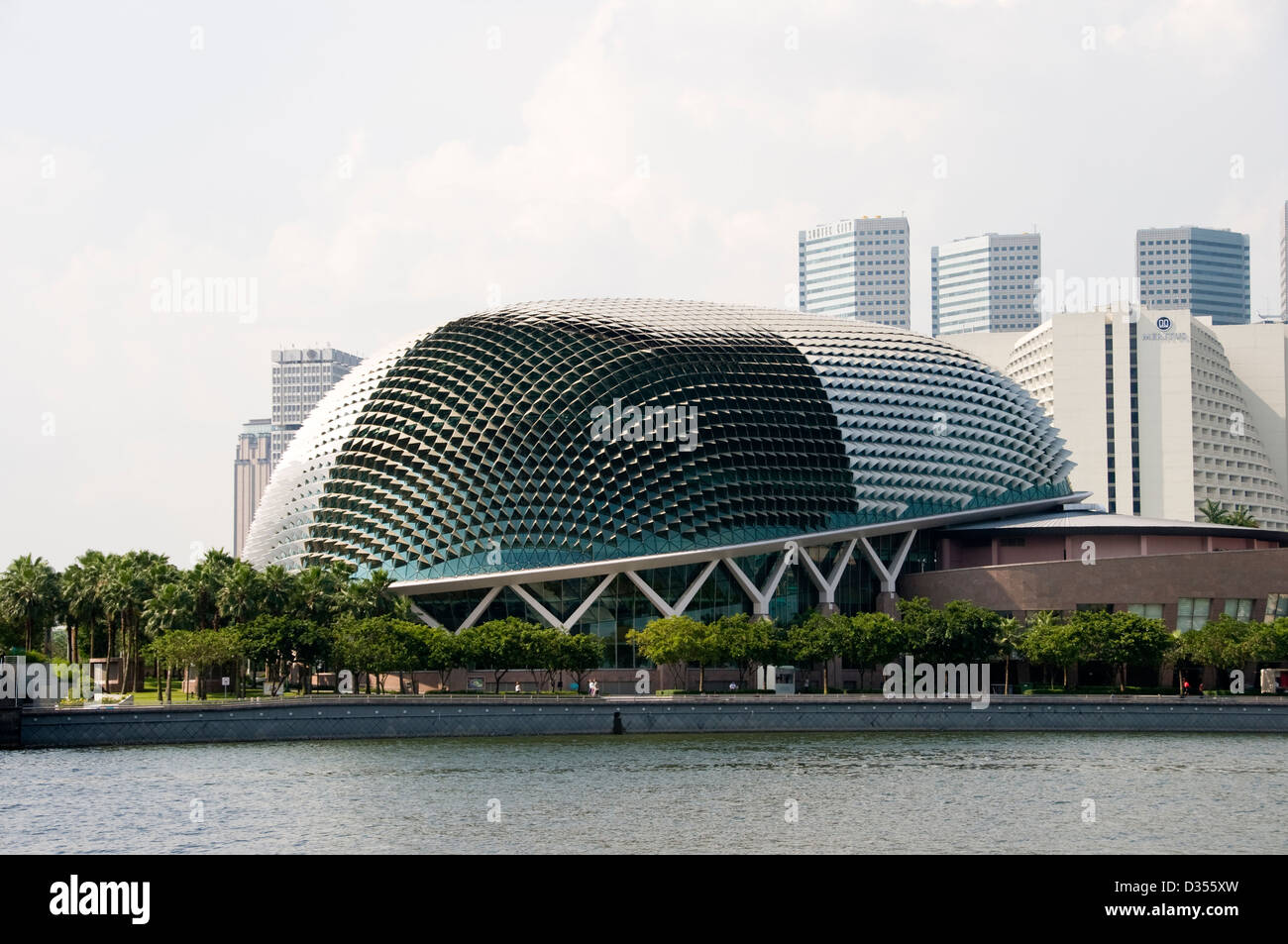 Il durian tetto a forma di L'Esplanade teatri sulla baia di Marina Bay, Singapore Foto Stock