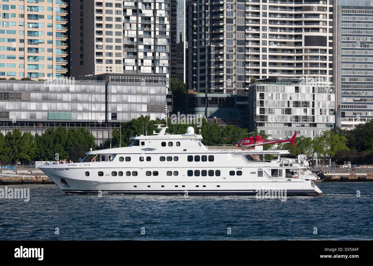 "Il nord vero' Imbarcazione charter ,completo con elicottero sul suo ponte posteriore, al Darling Harbour Sydney Australia Foto Stock