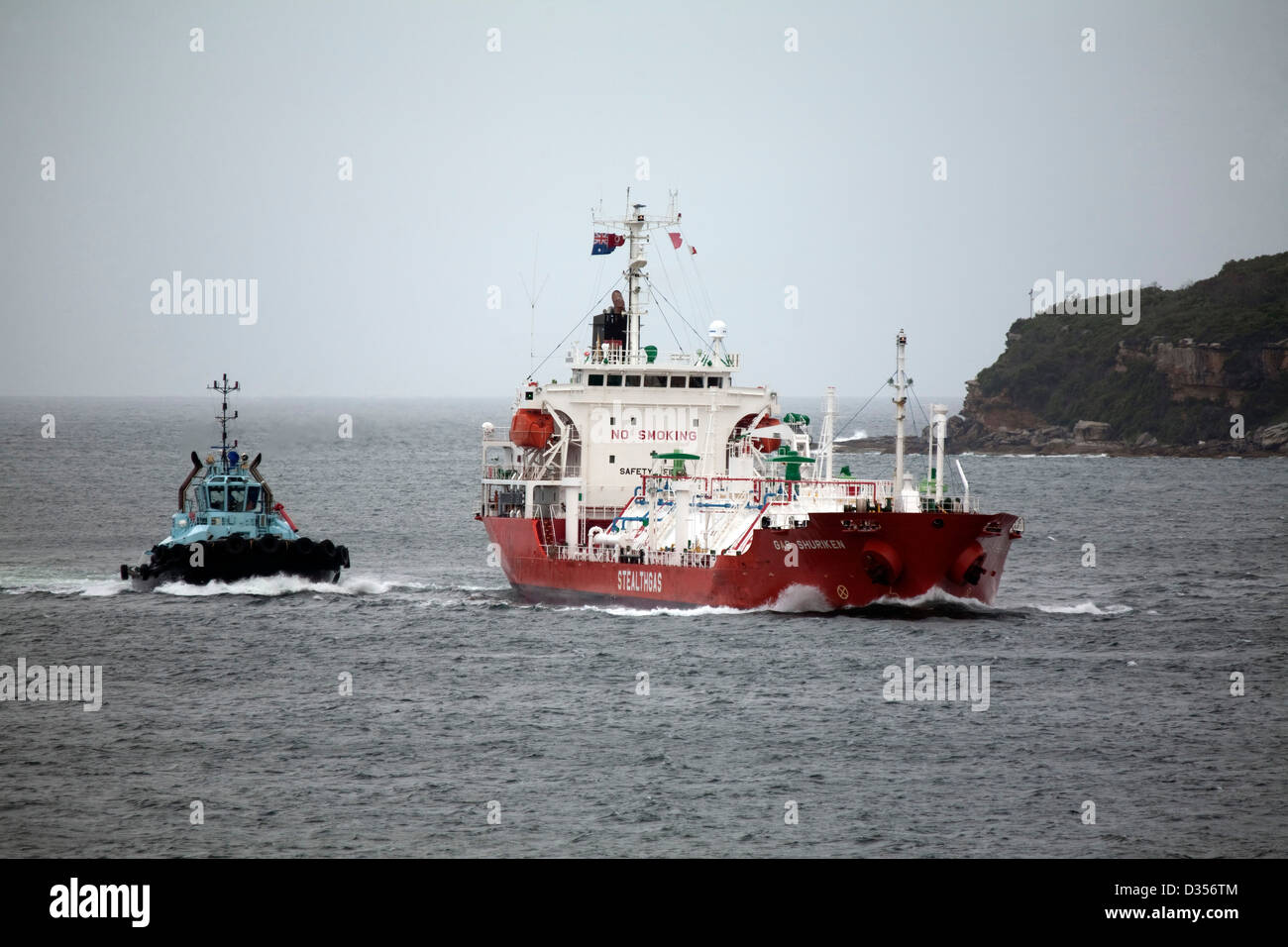 Shuriken Gas - Gas Stealth bulk carrier GPL entrando in porto botanica Sydney Australia con l aiuto di un rimorchiatore a traino Foto Stock
