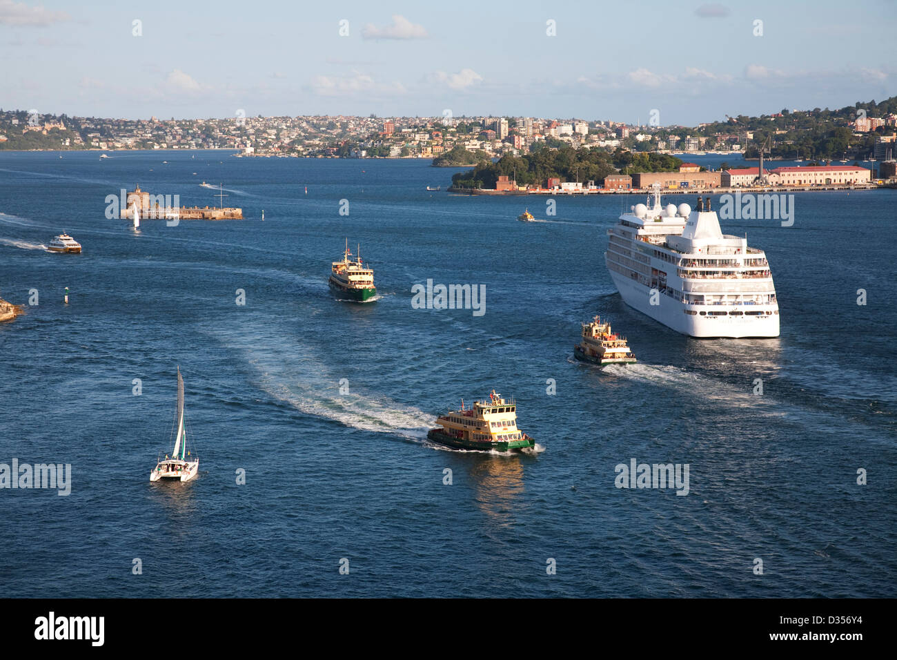 Il uscire Silver Shadow nave da crociera capi al mare circondato da Sydney Harbour Ferries nel tardo pomeriggio di Sydney Australia Foto Stock