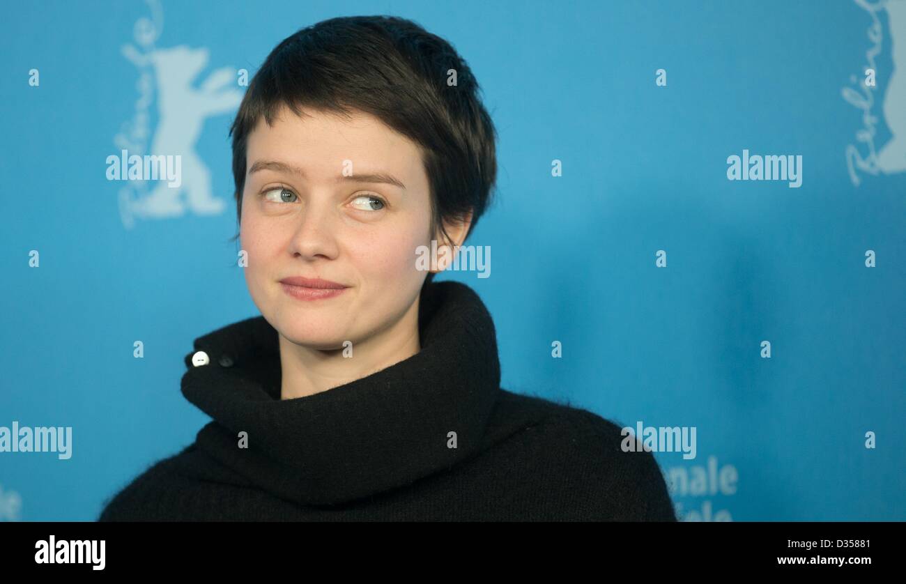 L'attrice francese Pauline Etienne pone a un photocall per 'Il Nun' ('La Religieuse') durante la 63a edizione annuale Festival Internazionale del Cinema di Berlino, Berlino, Germania, 10 febbraio 2013. Il film è presentato in concorso alla Berlinale. Foto: Michael Kappeler/dpa Foto Stock