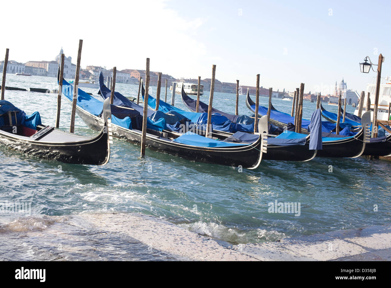 Gondola tradizionali a fondo piatto veneziano barca a remi lungo il Canal Grande a Venezia Italia Foto Stock