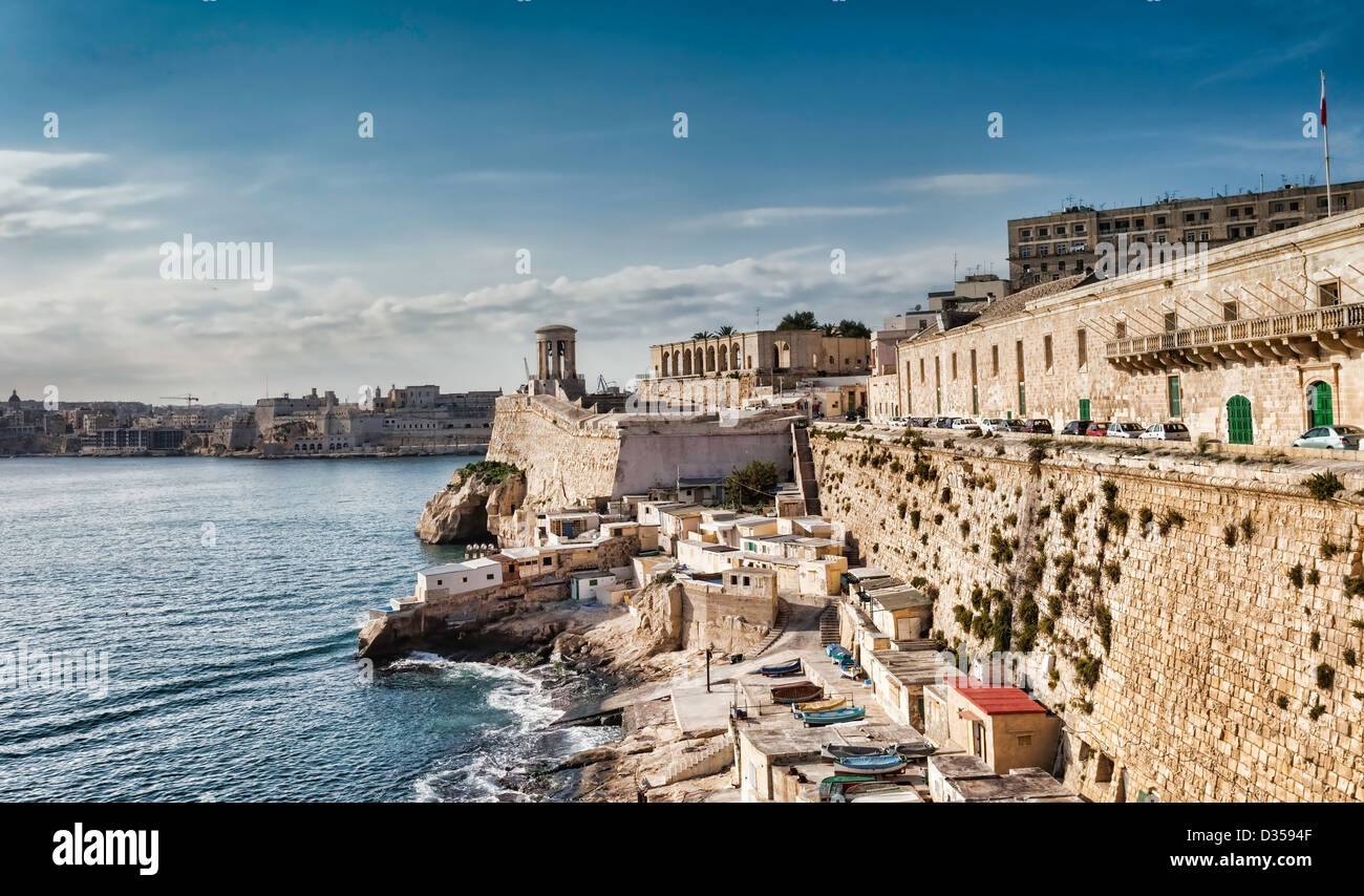 Porto Grande di La Valletta con l'Assedio Bell Memoriale eretto nel 1992 Foto Stock