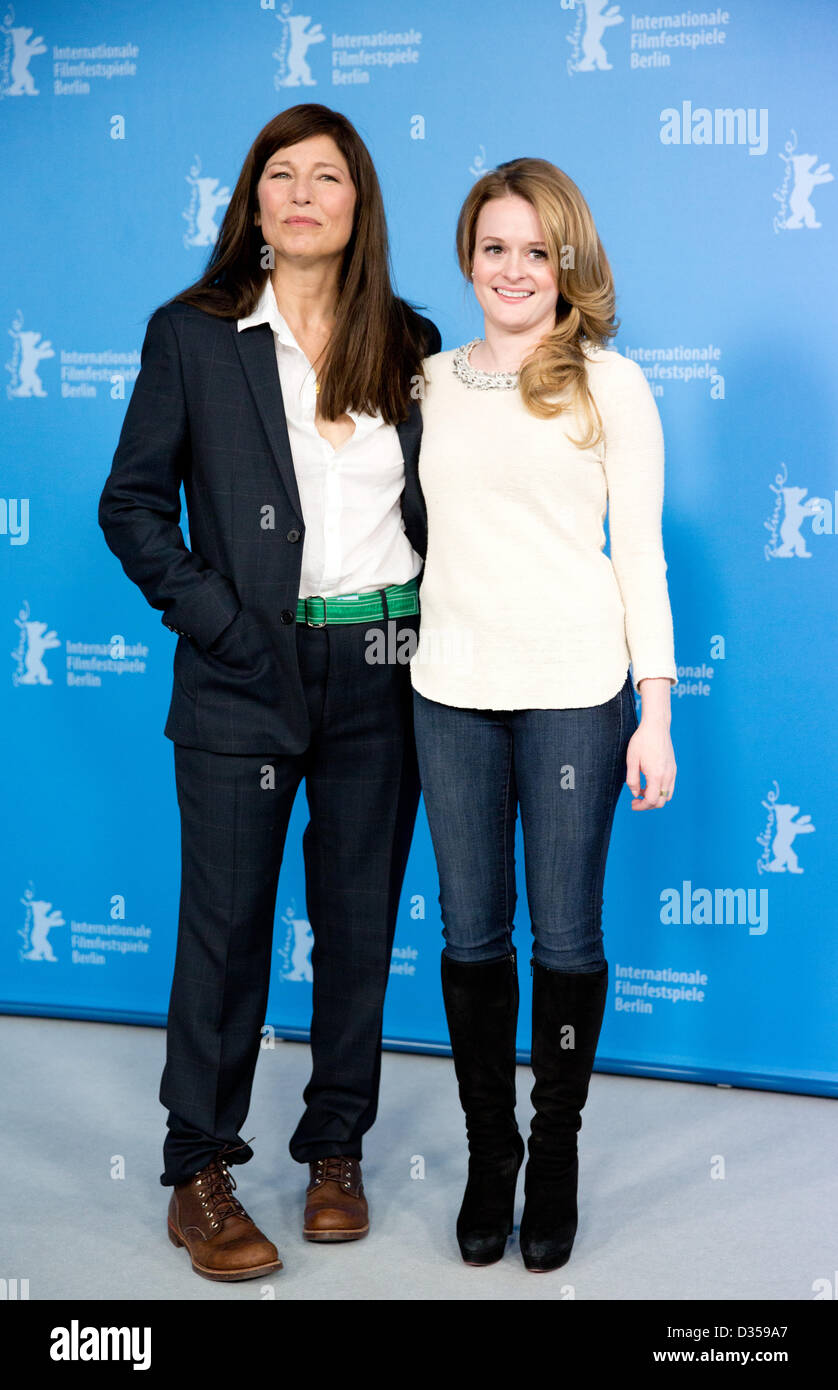 Noi attrici Fallon Goodson (R) e Catherine Keener pongono a photocall per 'Maladies' durante la 63a edizione annuale Festival Internazionale del Cinema di Berlino aka Berlinale, Berlino, Germania, 10 febbraio 2013. Il film è presentato nella sezione Panorama Special alla Berlinale. Foto: Kay Nietfeld/dpa Foto Stock
