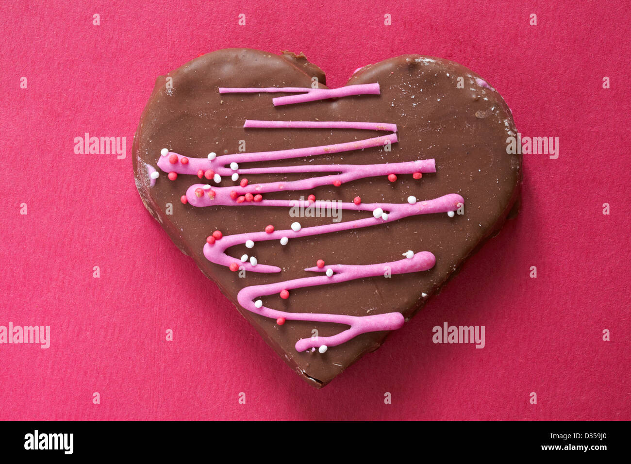 Una torta di rosso a forma di cuore per San Valentino, anniversari e  compleanni. tortine con decorazioni per il giorno di San Valentino Foto  stock - Alamy