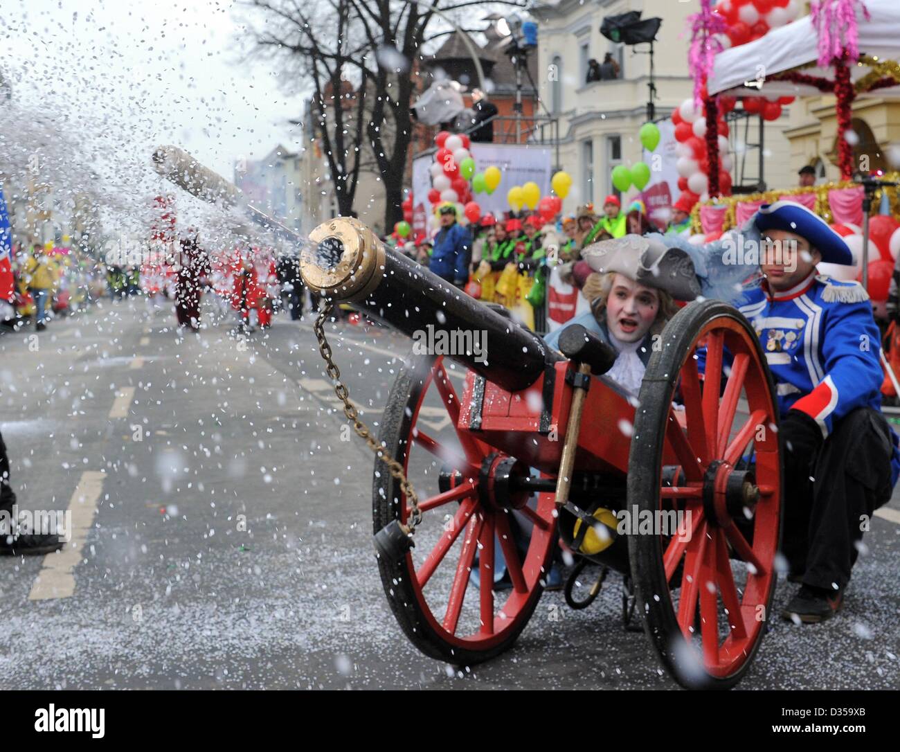 Un Cannone spara coriandoli alla sfilata di carnevale a Cottbus, Germania,  10 febbraio 2013. Foto: BERND SETTNIK Foto stock - Alamy