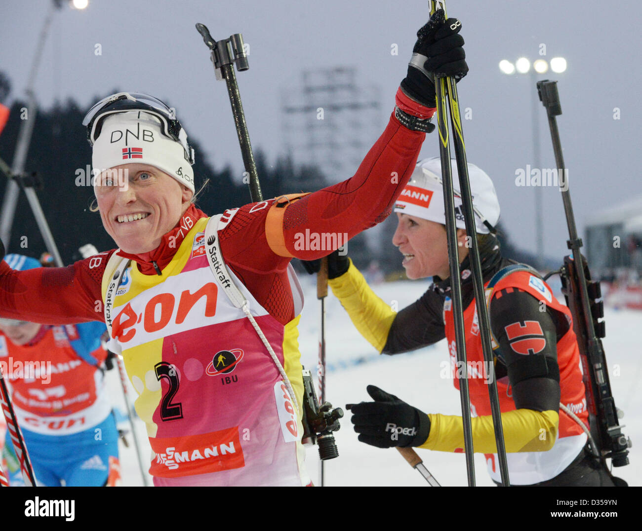 Norvegia di Tora Berger (L) festeggia dopo la vittoria mentre Andrea Henkel (R) di Germania reagisce dopo la donna 10 km gara di inseguimento a i Campionati Mondiali di Biathlon 2013 in Nove mesto, Repubblica ceca, 10 febbraio 2013. Foto: Martin Schutt/dpa +++(c) dpa - Bildfunk+++ Foto Stock