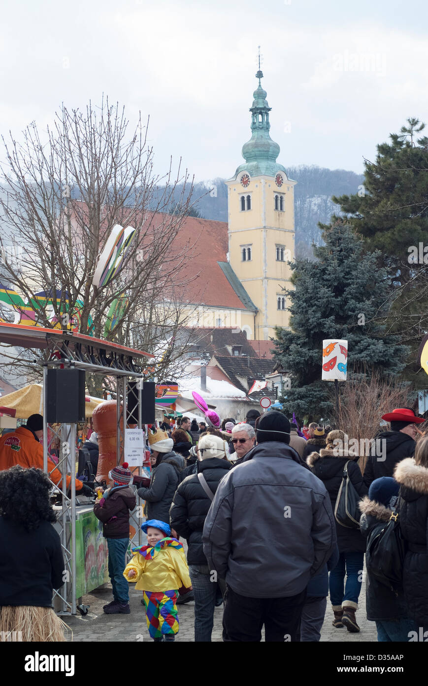 Zagabria 10 Febbraio - visitatori mascherato per il tradizionale carnevale in Croazia centrale felicemente trascorrere la domenica. In Samobor, una ventina di chilometri dalla capitale croata, il carnevale segna il 187th già anni. Feste mascherate durerà fino al Martedì Grasso. I croati e i loro ospiti a simulazioni di politici e che il loro paese, che ha problemi economici, prevede di entrare nell' Unione europea il 1 luglio di quest'anno. Foto Stock