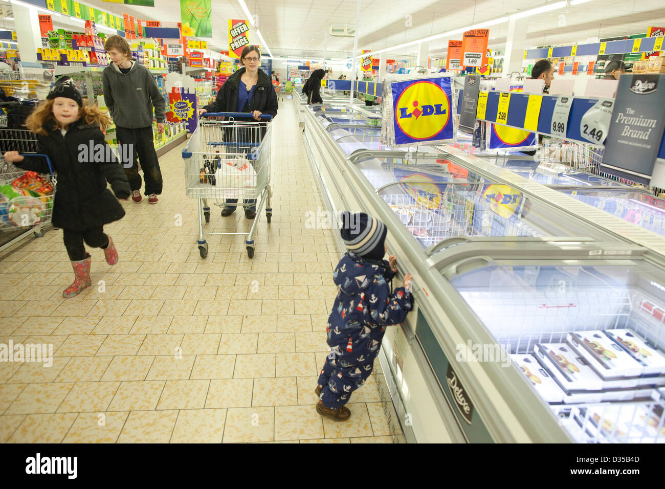LIDL, Morden, nel sud di Londra, Inghilterra, Regno Unito. 10 Febbraio, 2013. Piatti pronti e venduti come prodotti a base di carni bovine da parte di alcuni della Gran Bretagna più grandi supermercati conteneva fino al cento per cento di carne di cavallo, la Food Standards Agency ha detto.Il cibo congelato azienda ha scoperto che 11 su 18 piatti pronti, che sono stati pubblicizzati come contenente il cento per cento di manzo, sono stati effettivamente tra 60 per cento e 100 per cento di carne di cavallo. Quattro grandi catene di supermercati operanti in Gran Bretagna sono il ritiro di un numero di prodotti a base di carni bovine cavallo dopo il DNA è stato trovato in hamburger surgelati venduti nel Regno Unito e in Irlanda da Aldi, Islanda, Lidl e Tesco. Foto Stock