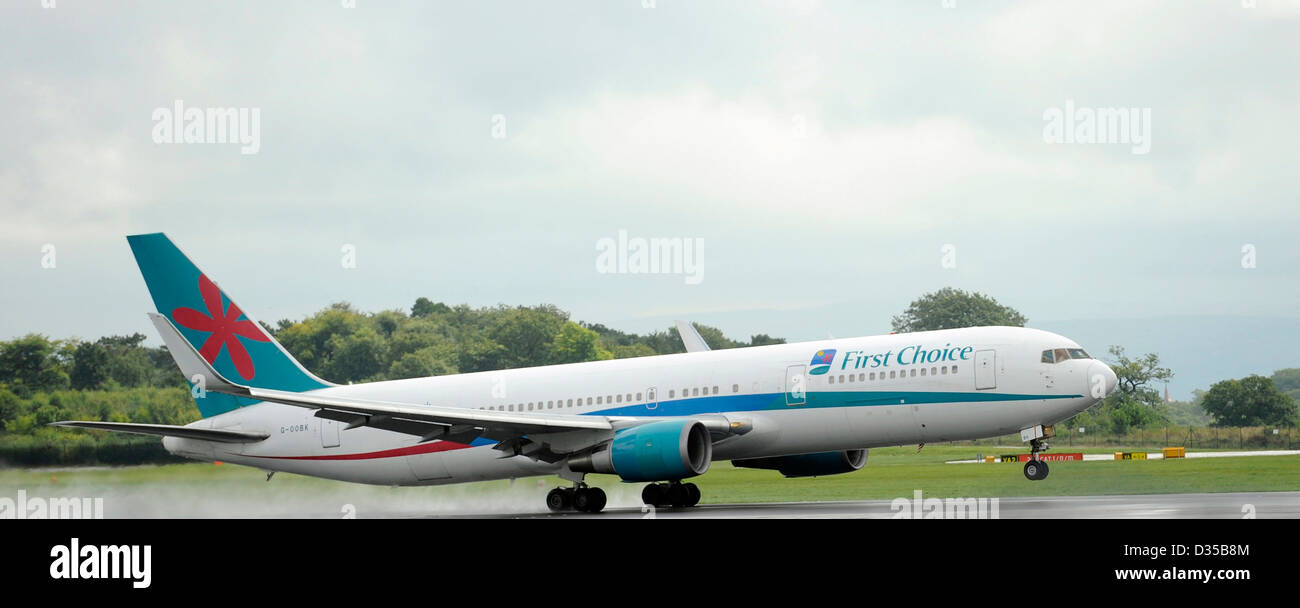 Thomson Airways G-OOBK (Boeing 767 - MSN 27392) in prima scelta livrea prende il largo su una pista bagnata all'Aeroporto di Manchester Foto Stock