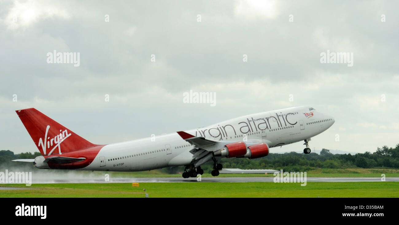 G-VTOP Boeing 747-4Q8 da Virgin Atlantic prende il largo su una pista bagnata all'Aeroporto di Manchester Foto Stock