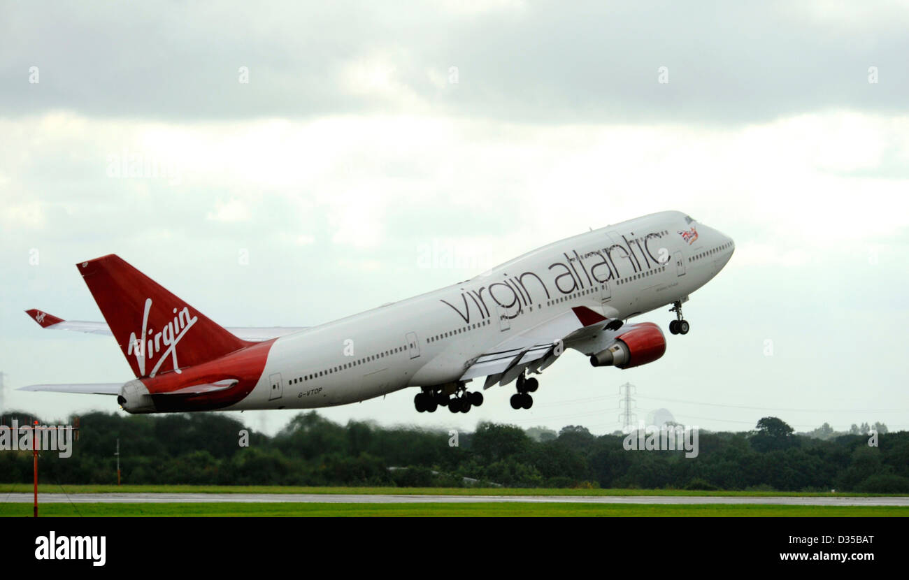 G-VTOP Boeing 747-4Q8 da Virgin Atlantic prende il largo su una pista bagnata all'Aeroporto di Manchester Foto Stock