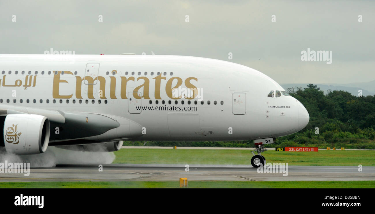 Emirates Airlines Airbus A380 861 E6 EDK atterra su una pista bagnata all'Aeroporto di Manchester Foto Stock