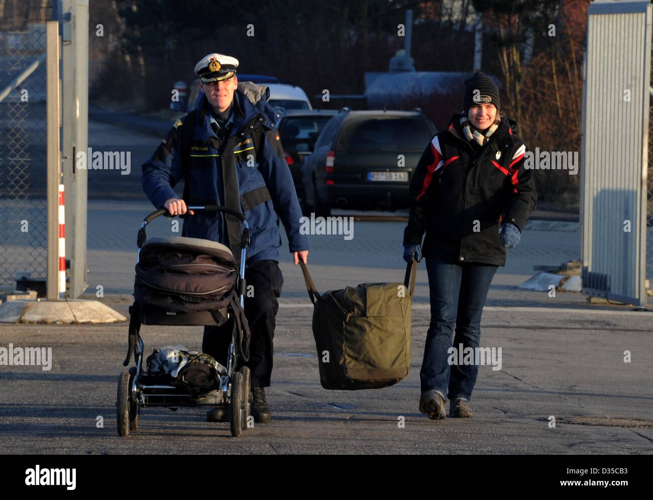 U32 commander Christian Moritz, suo figlio piegata e moglie Liisa arrivare per la partenza della marina tedesca dell'U32 sottomarino da marina porto di Eckernfoerde, Germania, 10 febbraio 2013. Il sommergibile è quella di unire le quattro mesi della durata di marittimi internazionali di manovra 'Westlant Deployment" sulla costa est degli Stati Uniti. Una centrale di esercizio durante la manovra verrà simulato un combattimento marittimo tra il sommergibile e un aereo USA carrier battle group. Foto: Carsten Rehder Foto Stock