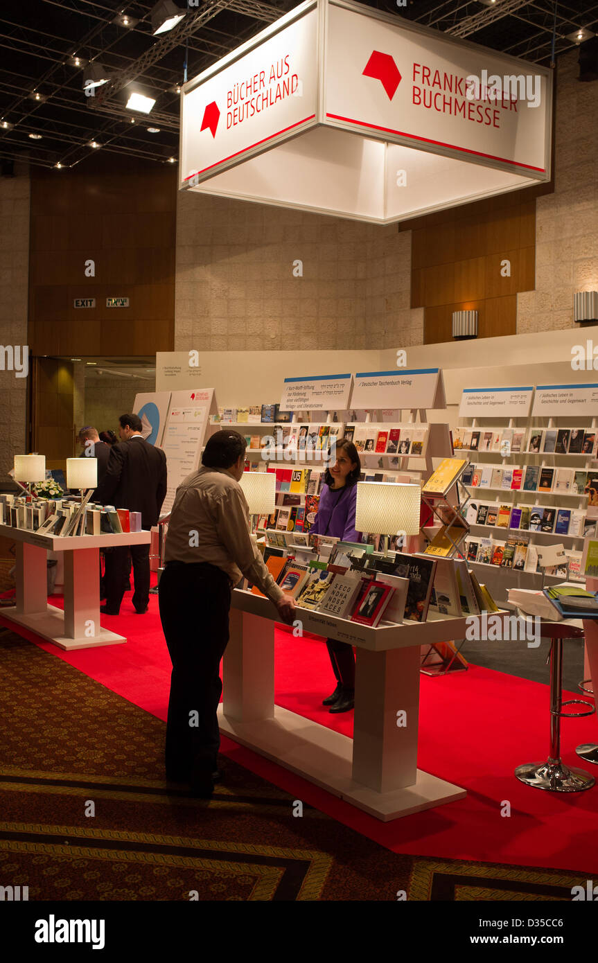 Un tedesco Frankfurter Buchmesse bookstand display a Gerusalemme il Salone Internazionale del Libro. Gerusalemme, Israele. 10-Feb-2013. Organizzato per la prima volta nel 1963, la Gerusalemme della Fiera Internazionale del Libro è un unico evento biennale, business fiera e un prestigioso ed importante evento culturale. 600 gli editori e gli autori da più di trenta paesi visualizzare più di 100.000 libri. Foto Stock