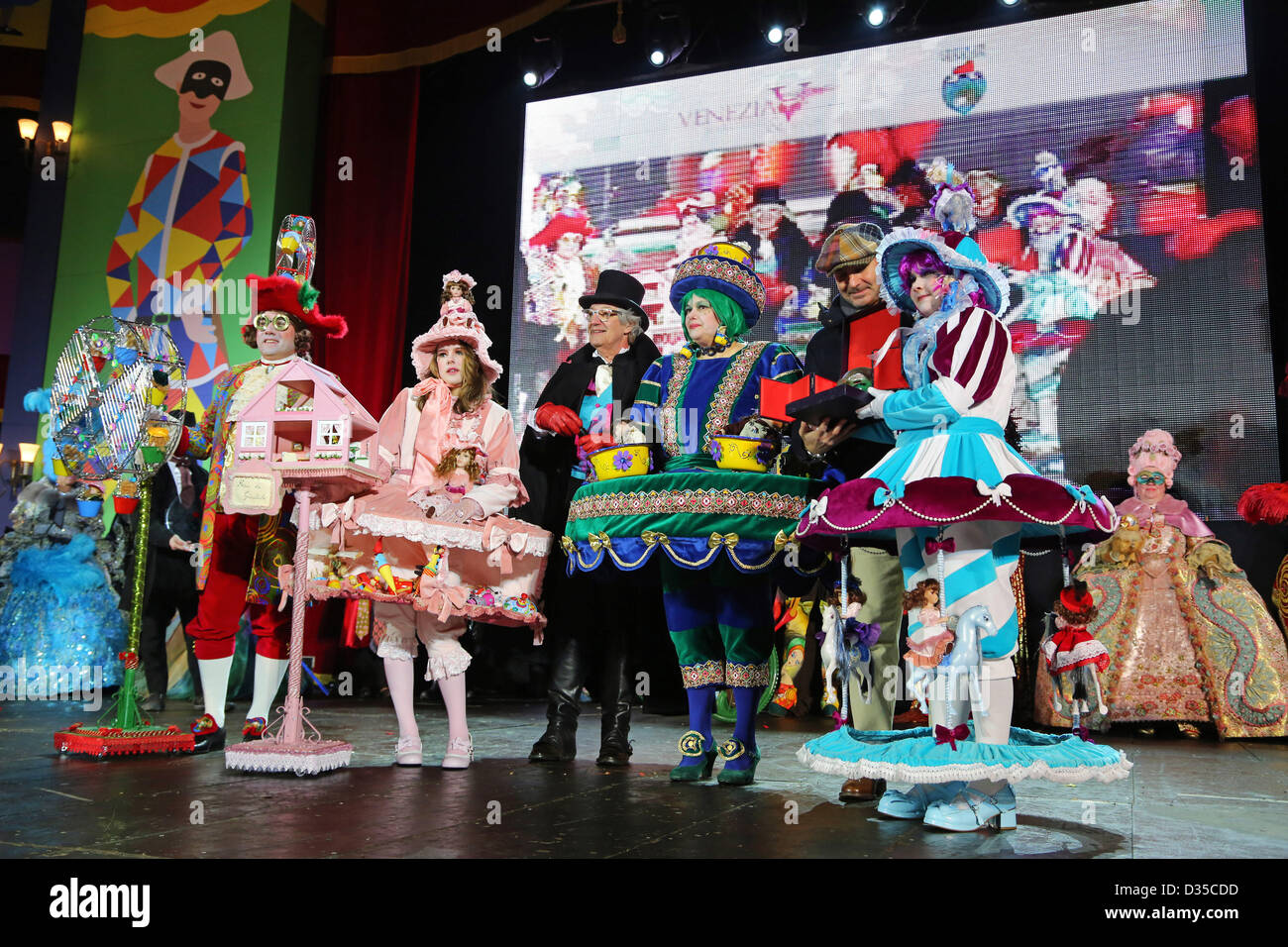 Venezia, Italia. Il 10 febbraio 2013. Il Luna Park, corridori del Carnevale di Venezia 2013 vince il premio per il più colorato costume, Venezia, Italia. Foto Stock