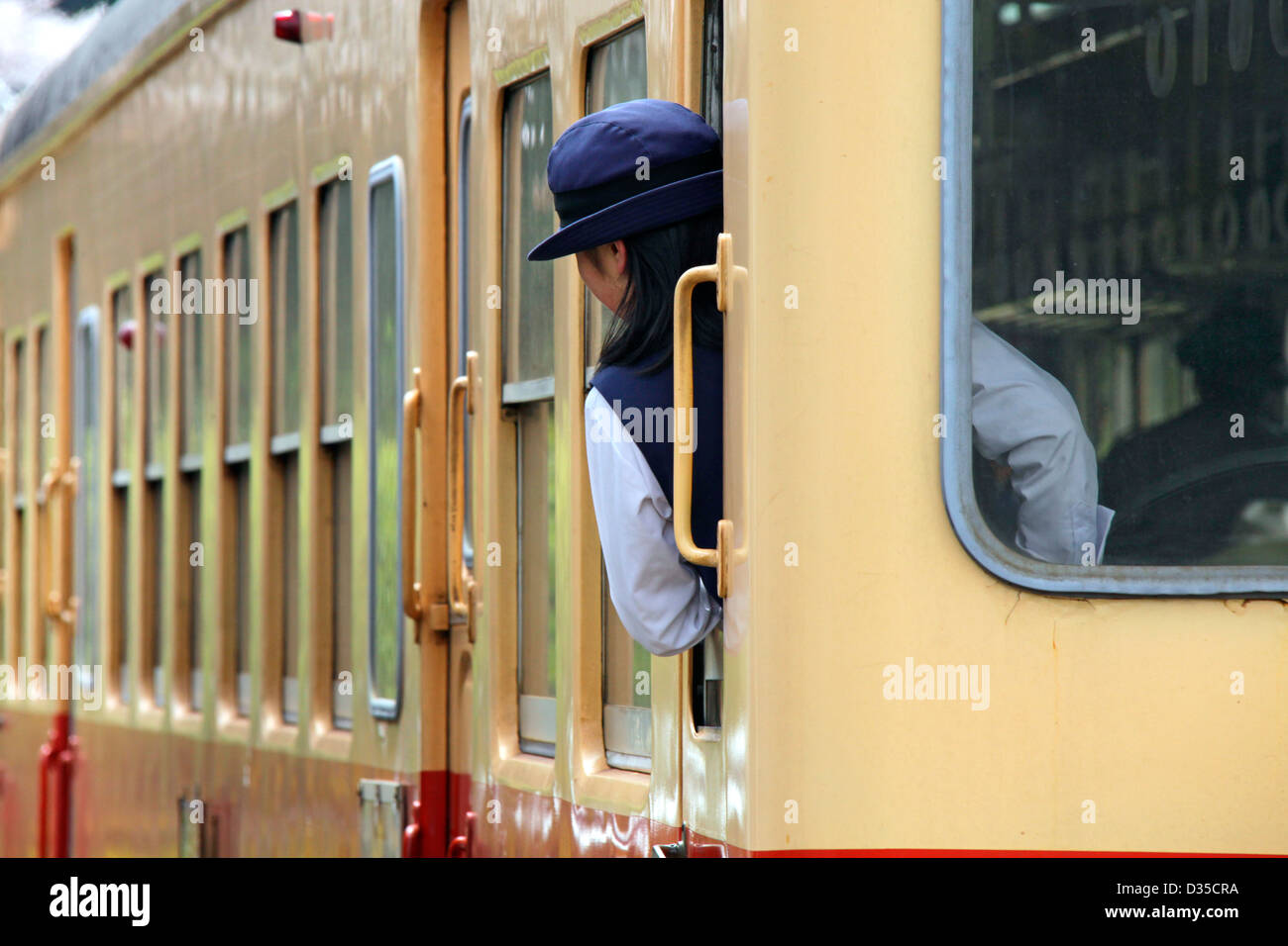 Un conduttore femmina di linea Kominato treno Chiba GIAPPONE Foto Stock