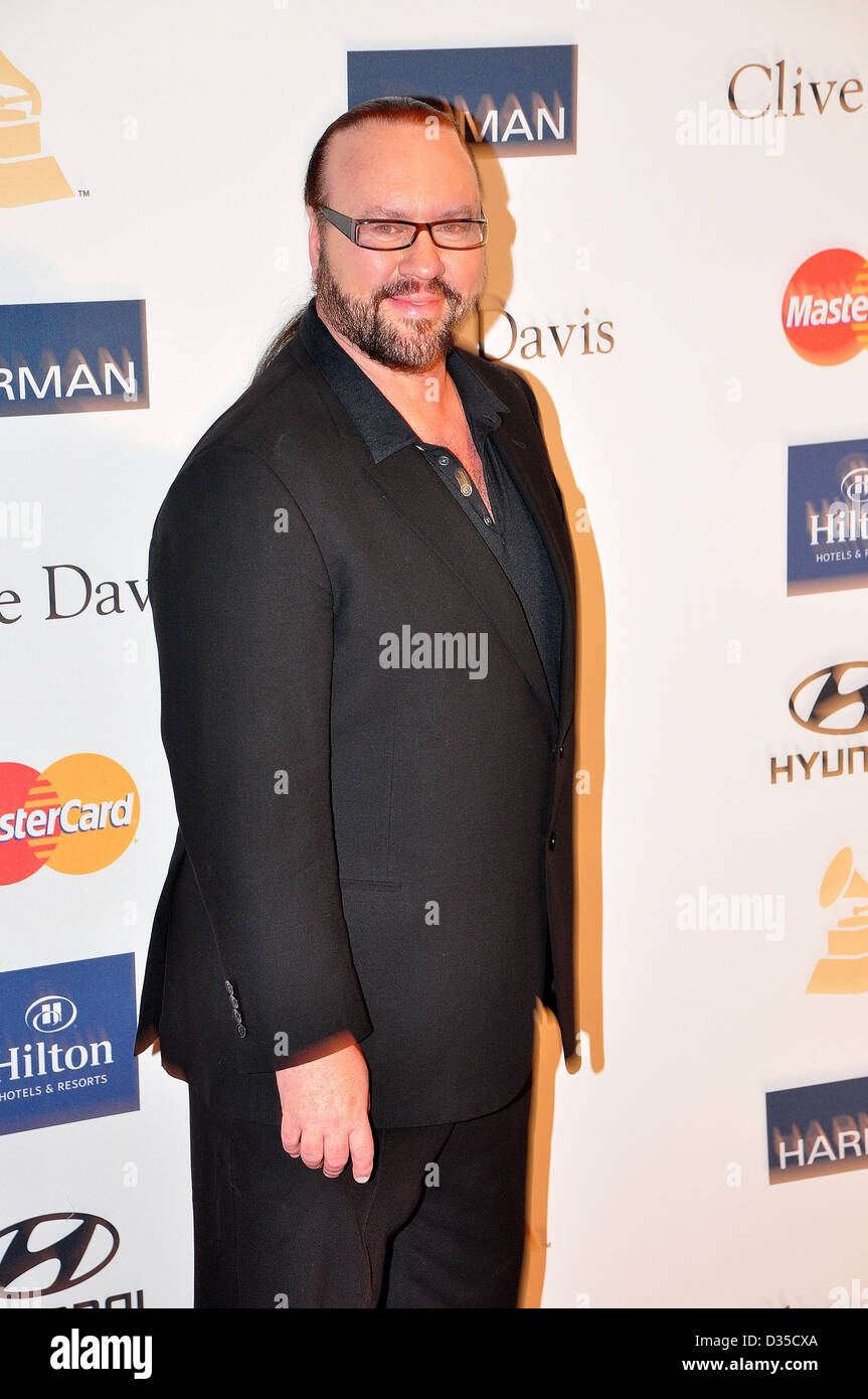 Febbraio 9, 2013 - Beverly Hills, in California, Stati Uniti - Songwriter Hall of Fame stati, musican e produttore DESMOND bambino arriva a Clive Davis Pre-Grammy Gala e salutare per le icone del settore presso il Beverly Hilton Hotel (credito Immagine: © Valerie Nerres/ZUMAPRESS.com) Foto Stock
