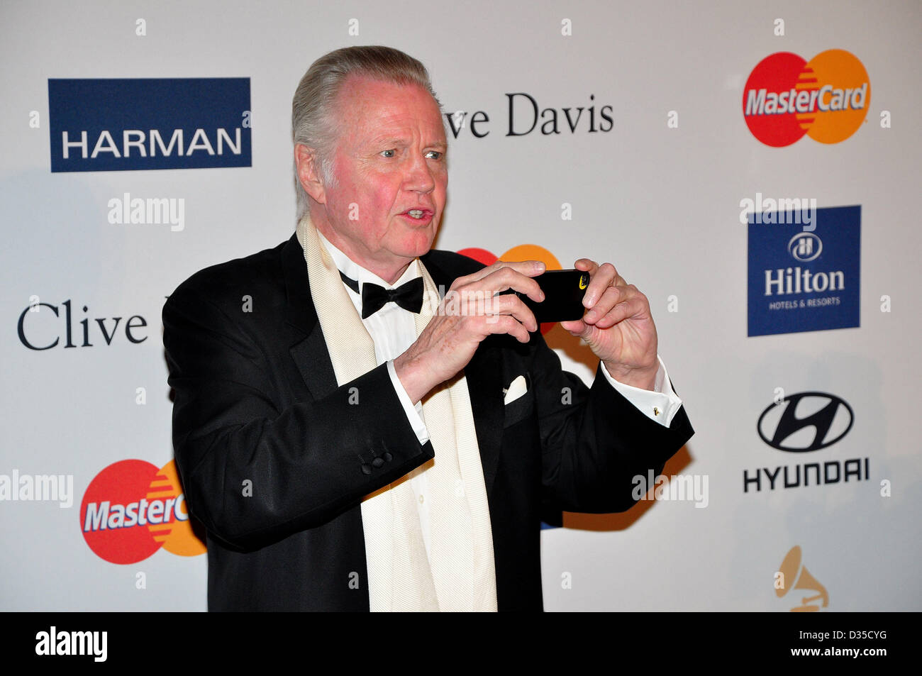 Febbraio 9, 2013 - Beverly Hills, in California, Stati Uniti - Attore JON VOIGHT arriva al 55th Annual Grammy Awards Pre-GRAMMY Gala e salutare per l'industria le icone in onore di L.A. Reid tenutosi presso il Beverly Hilton (credito Immagine: © Valerie Nerres/ZUMAPRESS.com) Foto Stock