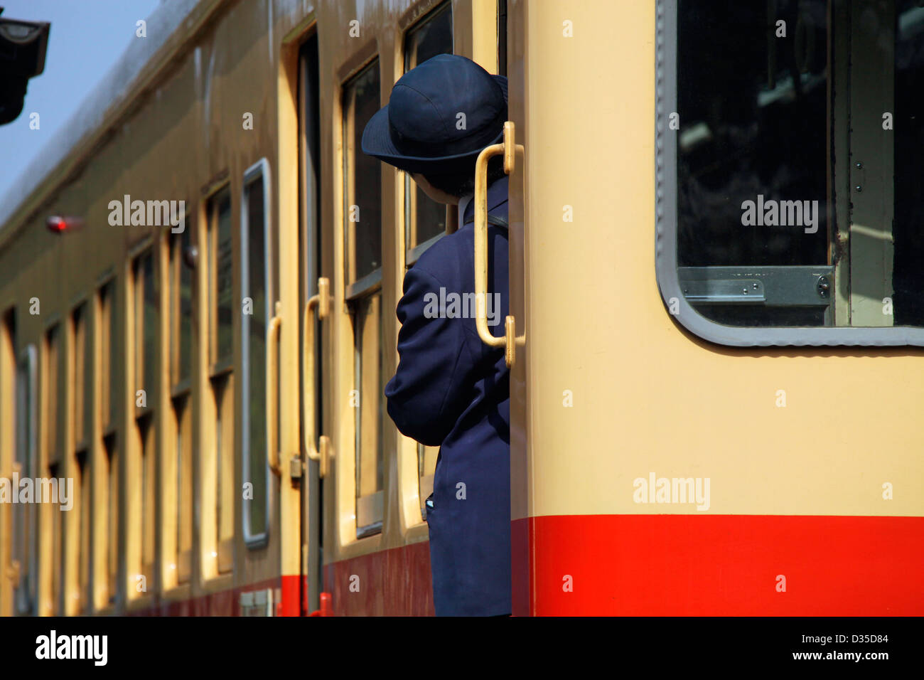 Un conduttore femmina di linea Kominato treno Chiba GIAPPONE Foto Stock