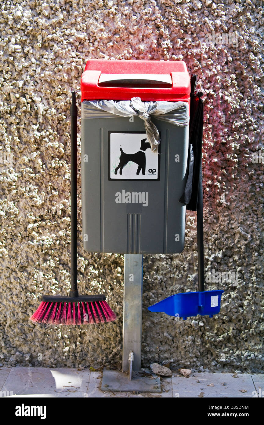 Cane bidone dei rifiuti con la paletta e spazzola in Granada, Andalusia, Spagna Foto Stock