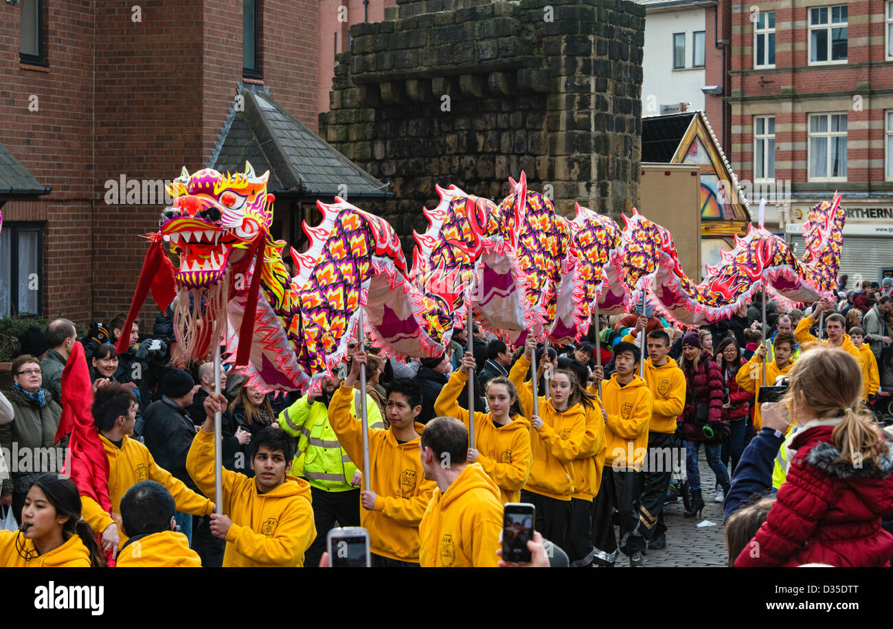Anno Nuovo Cinese Dragon processione entrando Stowell Street Newcastle upon Tyne come parte dei festeggiamenti che segna l'inizio dell' Anno del serpente 10 febbraio 2013. Foto Stock