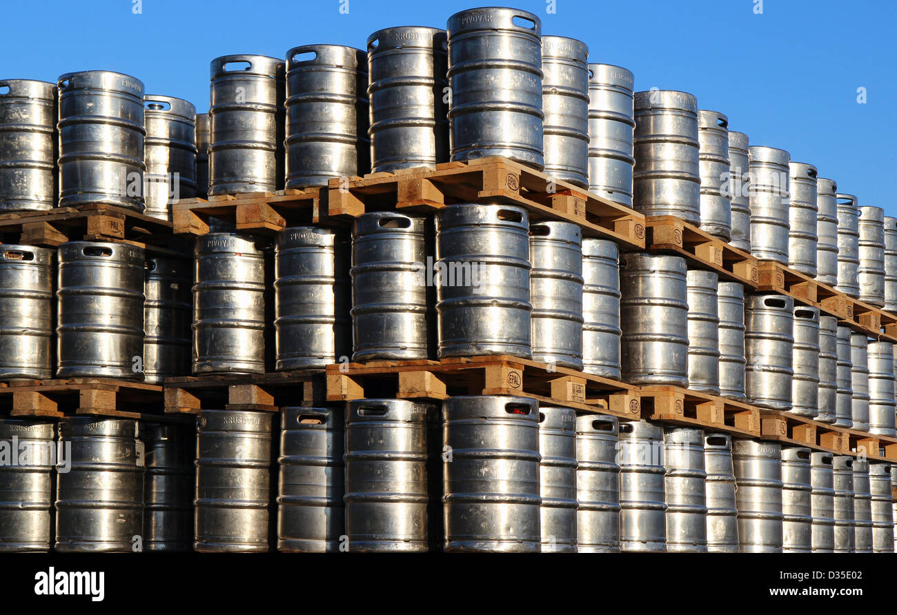 Stock di acciaio barili di birra in cantiere di fabbrica Foto Stock