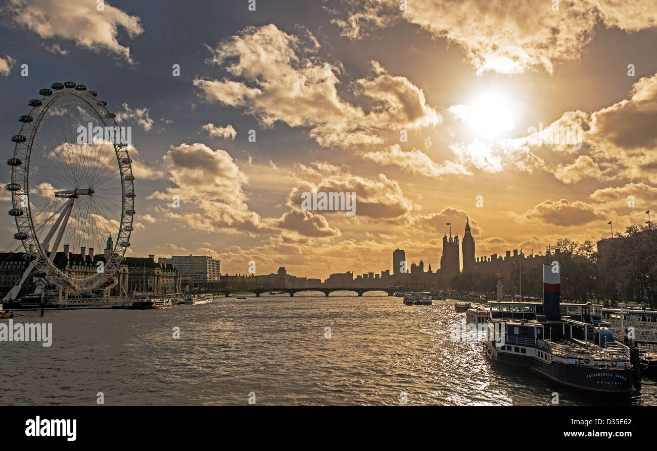 Vista del London Eye Tamigi e Big Ben Inghilterra Gran Bretagna REGNO UNITO Foto Stock