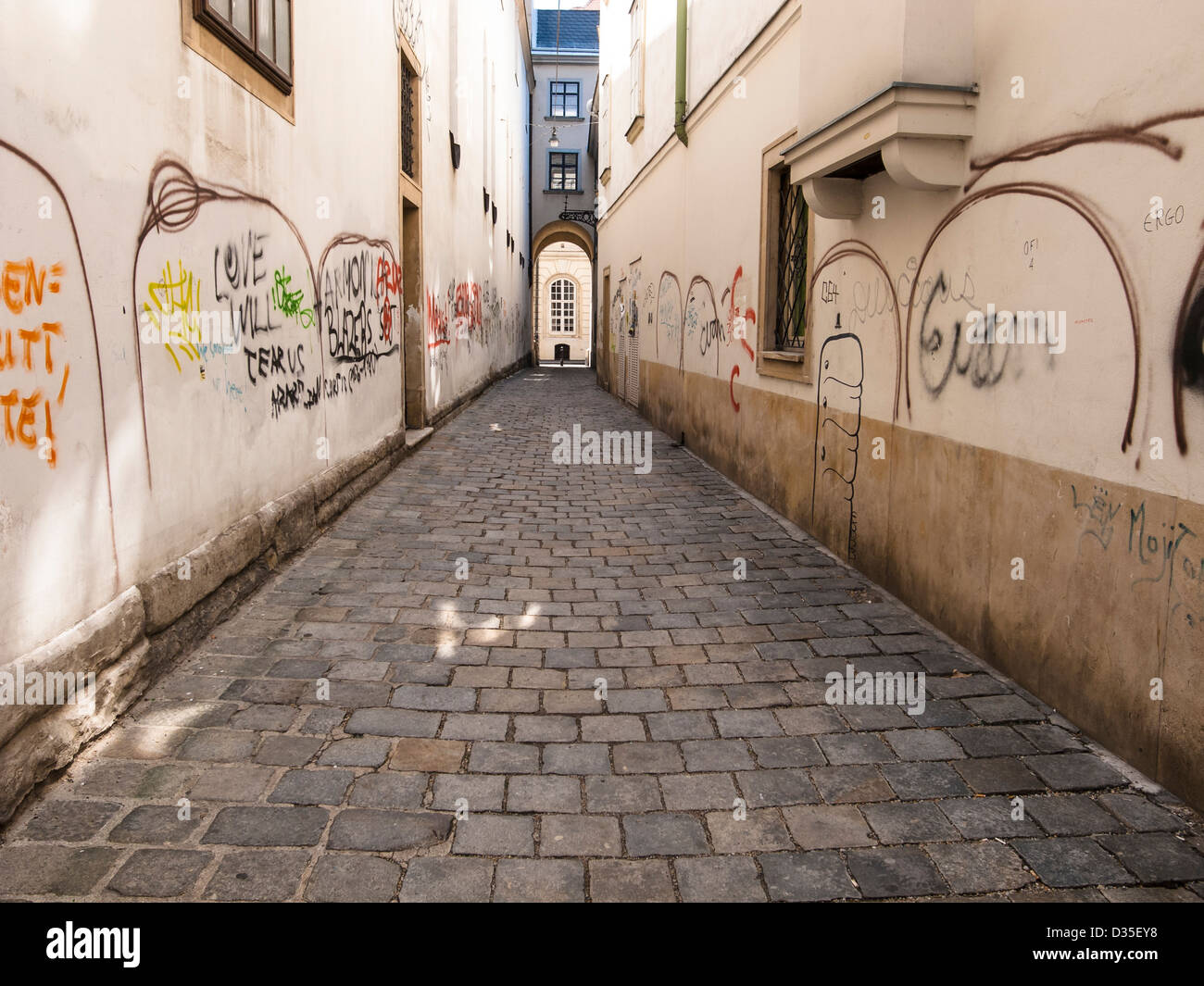 Vecchia strada narow con graffiti Foto Stock