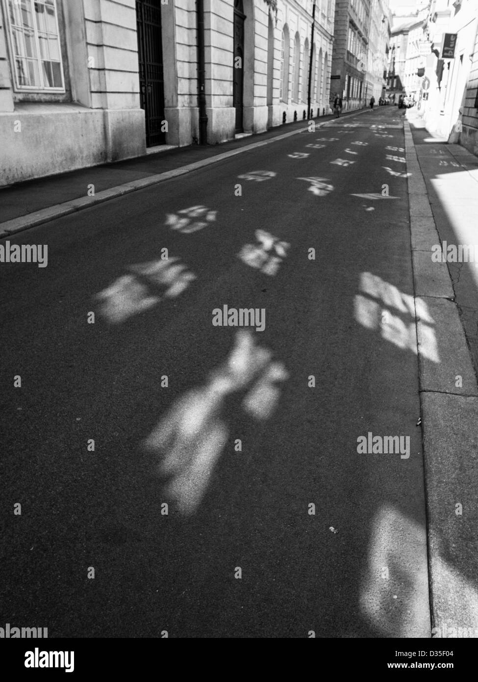 Riflessioni sulla asphalth nella giornata di sole Foto Stock