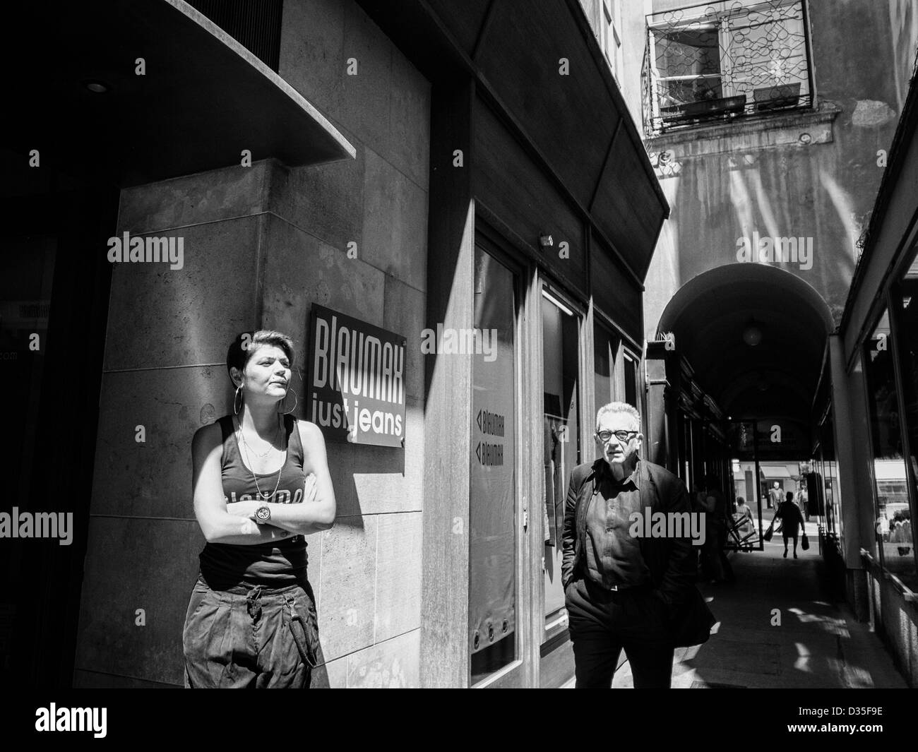 L uomo e la donna in una stradina nel centro di Vienna Foto Stock