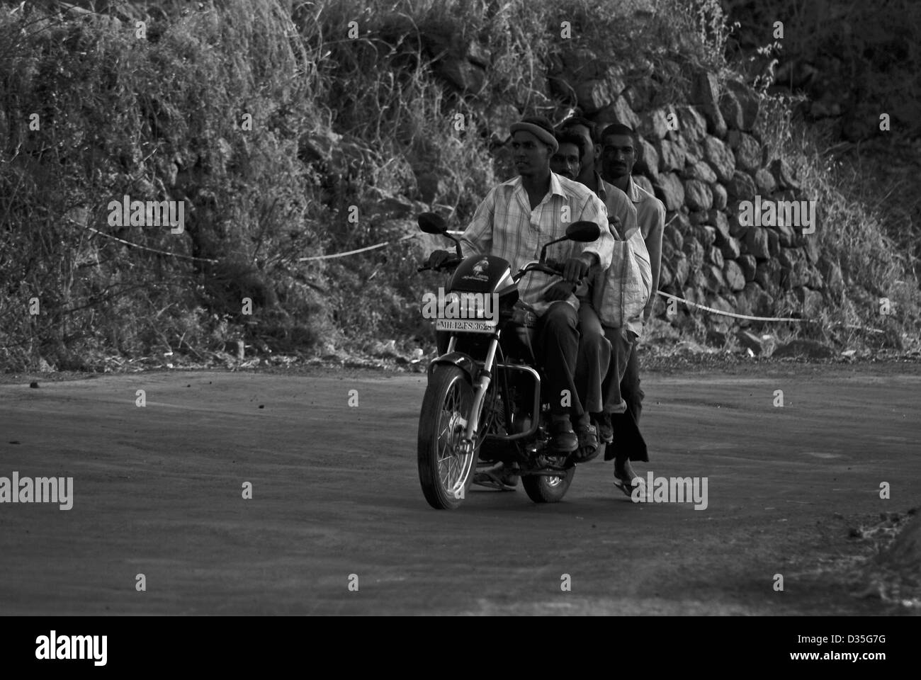 Quattro uomini a cavallo di una bicicletta, India Foto Stock