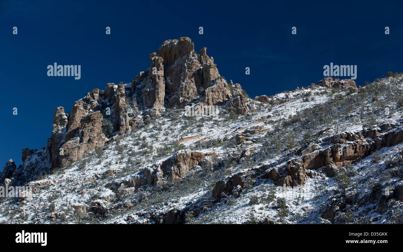 Catalina Mountains pendenza spolverato di neve, visto da un Mount Lemmon vista, alta sopra il deserto di Sonora di Tucson, Arizona. Foto Stock