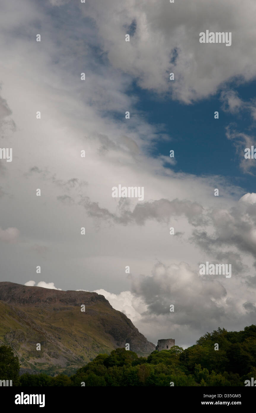 Dolbadarn Castle, Llanberis, Galles, contro un bianco e blu cielo cloud. Foto Stock