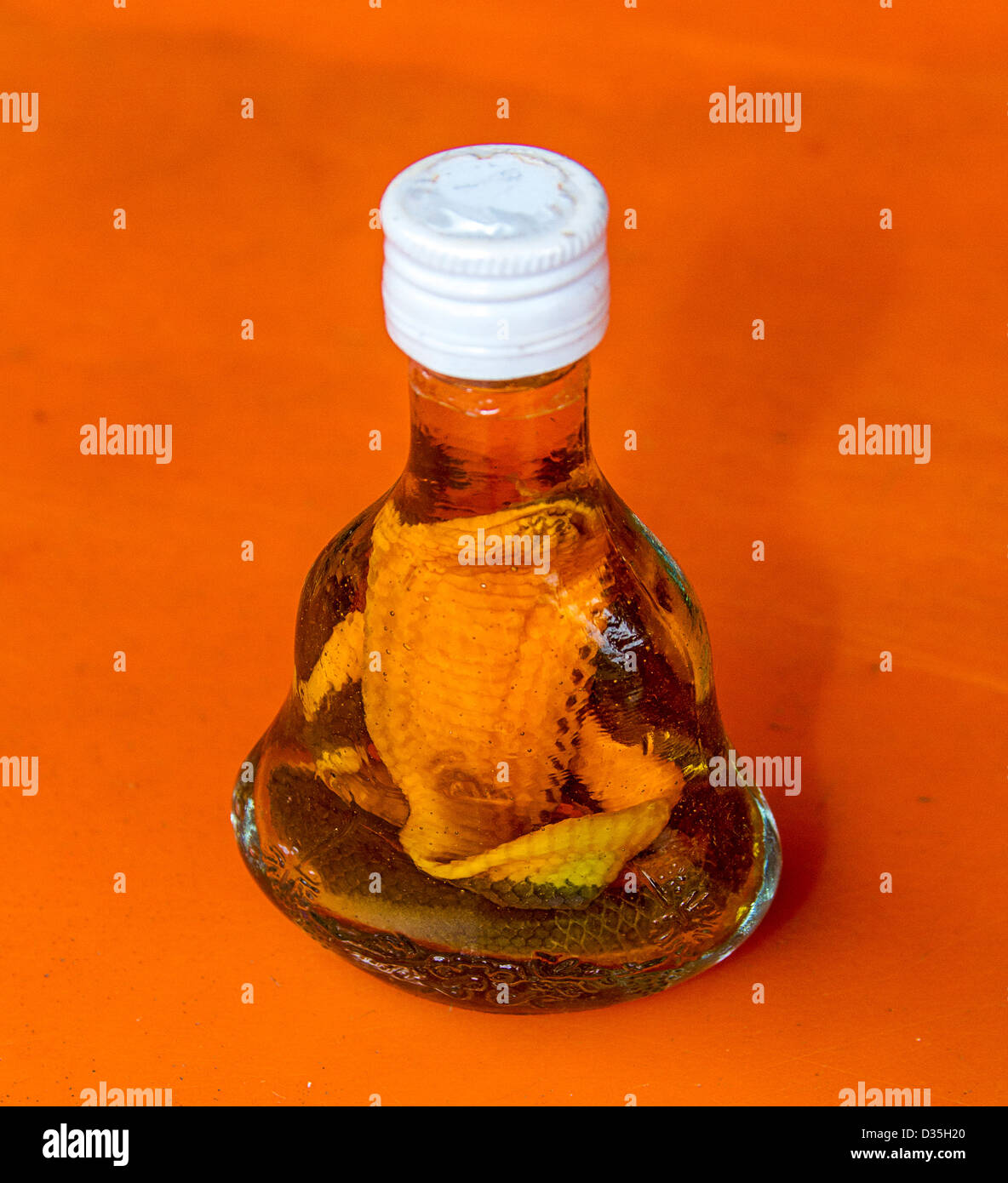 Il vino di riso in plastica con il modello di serpente cobra venduto come un souvenir. La cosa reale è venduto a 'cura' la tosse e per la virilità. Foto Stock