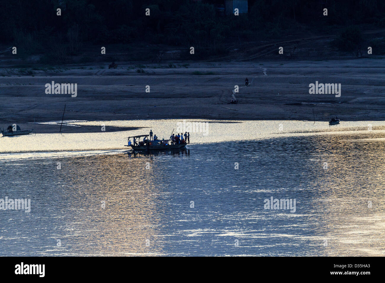 Piccole imbarcazioni dei pescatori al tramonto nel fiume Mekong, Kratie, Cambogia. Foto Stock