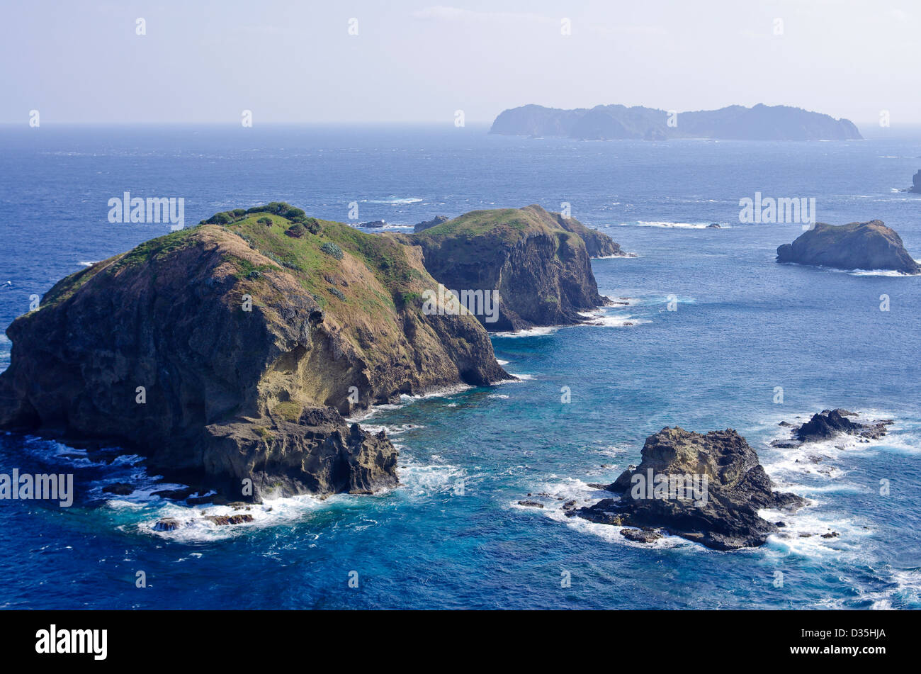 Vista di Katsuotorishima (sinistra) e Oseto (destra) da Mt. Kofuji su Hahajima, Isole Ogasawara, Tokyo, Giappone Foto Stock