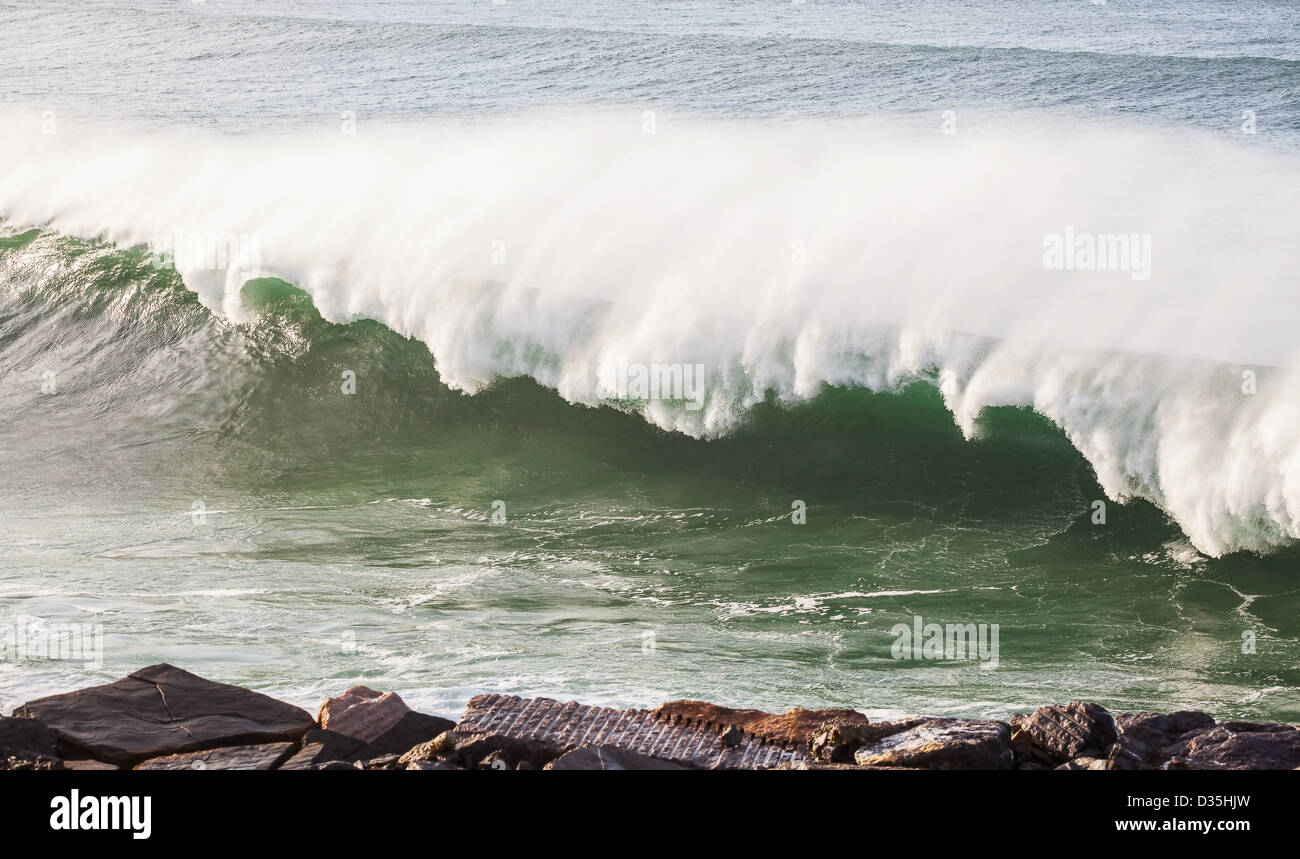 Tubo di Big wave a Gipuzkoa coast Foto Stock