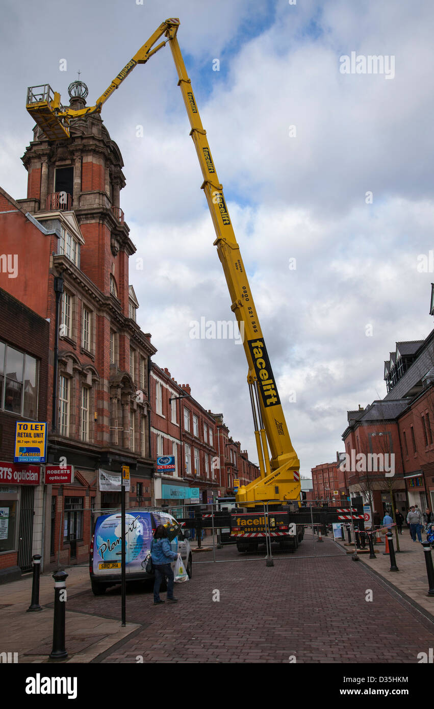 Bronto Skylift supporto camion piattaforma di lavoro aerea S61 XDT in 'Leva Street' WIGAN, LANCASHIRE, Regno Unito Foto Stock