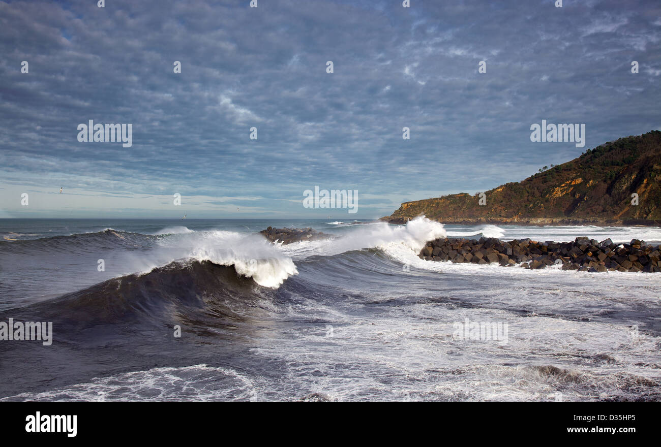 Tempesta a Donostia fiume ingresso Foto Stock
