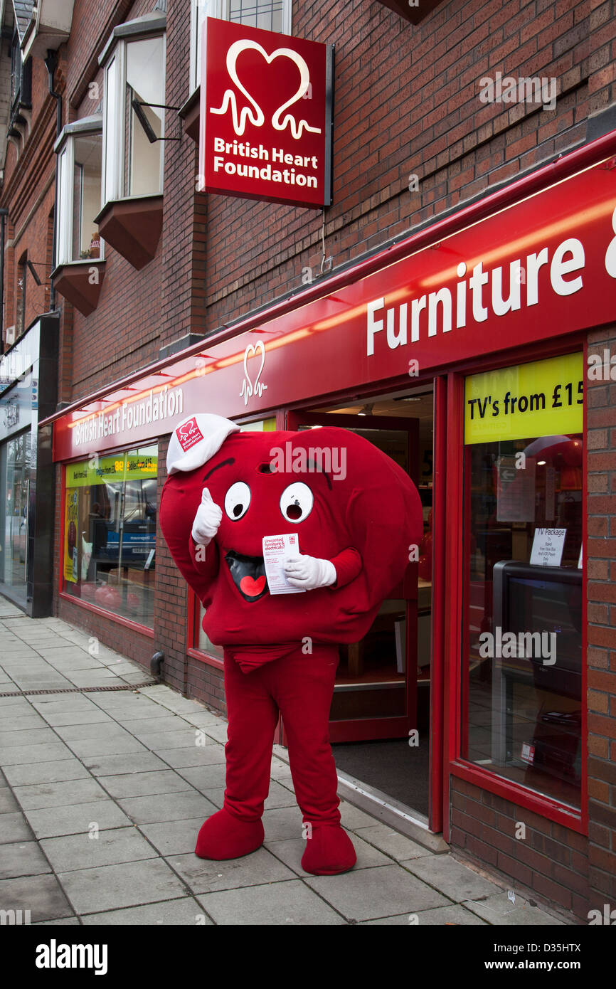 Cuore rosso Fondazione mascotte di sensibilizzazione in Standishgate i negozi e le strade del Lancashire città di Wigan, Regno Unito Foto Stock