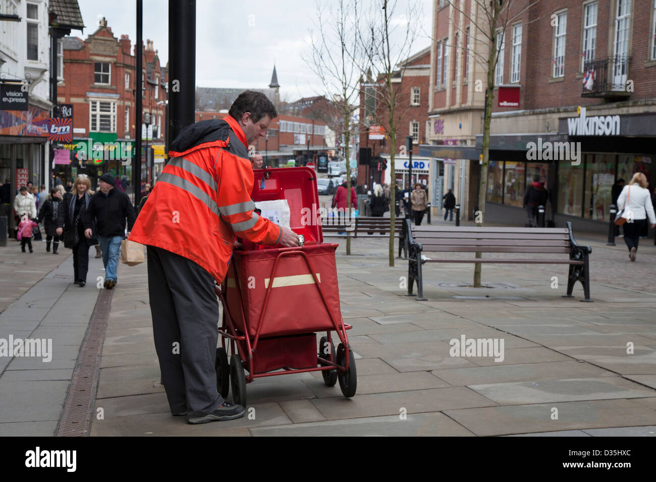 Royal Mail occupazioni, Postman e post-consegna; i negozi e le strade della città Lancashire di Wigan, Regno Unito Foto Stock