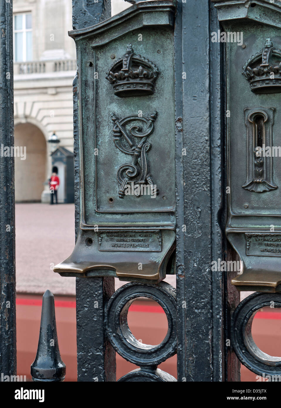 Chiudere la vista su ornato si blocca sulla parte anteriore cancelli di ingresso a Buckingham Palace London REGNO UNITO Foto Stock