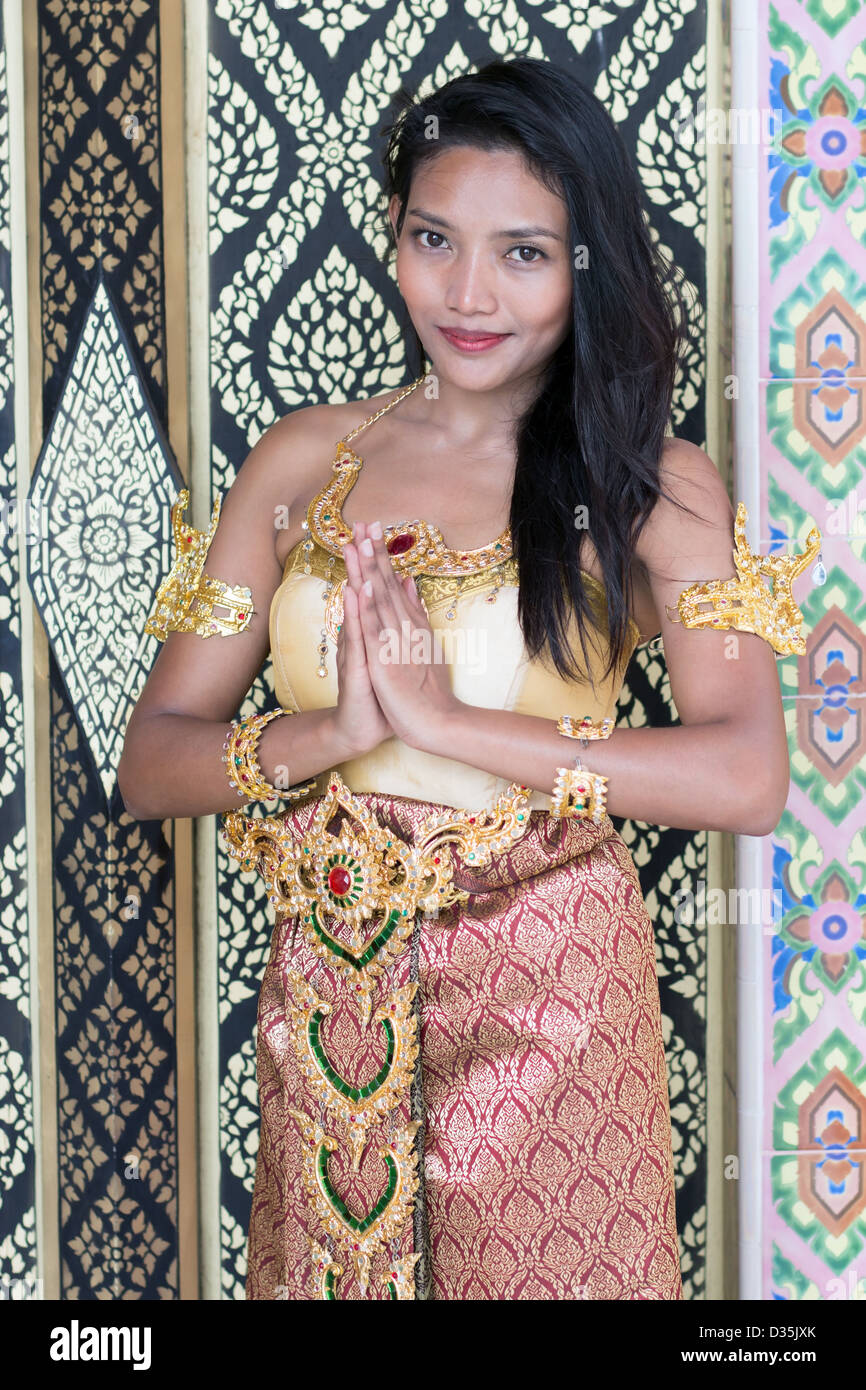 Signora tailandese facendo tipico saluto Wai Foto Stock