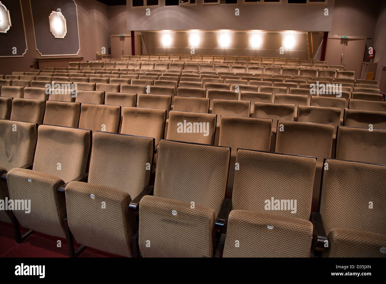 File di sedili in un teatro senza pubblico Foto Stock