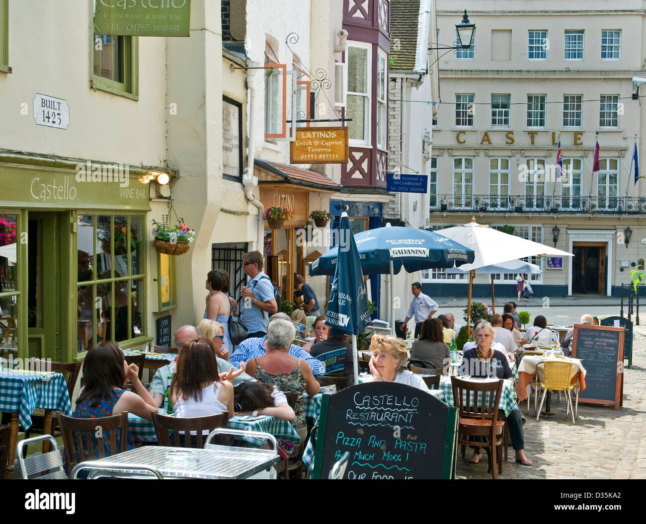 Pranzo all'aperto, tavoli all'aperto, cene estive nel centro storico di Windsor, Berkshire UK Foto Stock