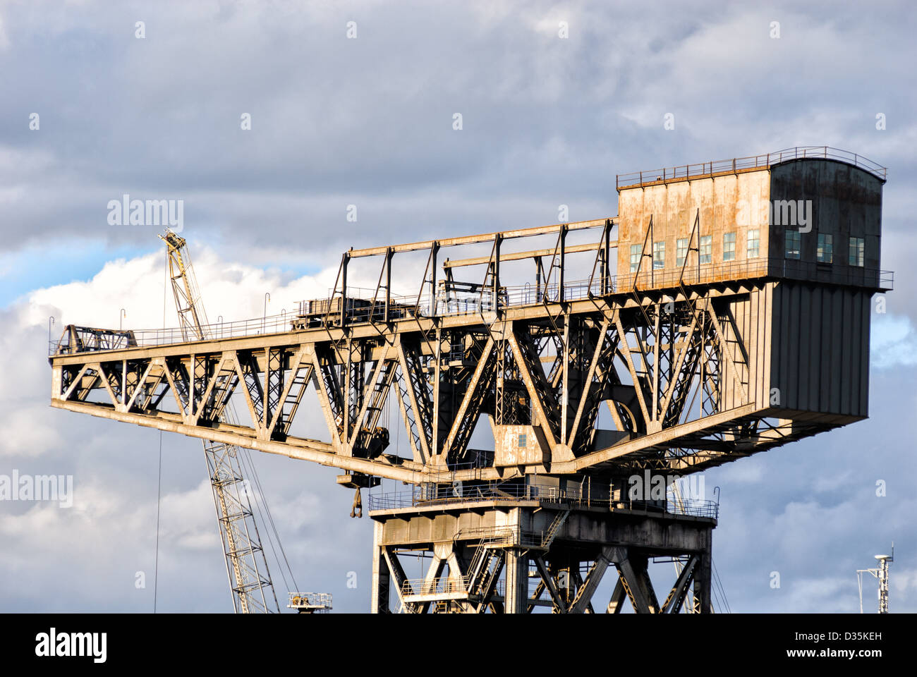 Una grande gru, un punto di riferimento locale, riflette il bagliore del sole serale. Foto Stock