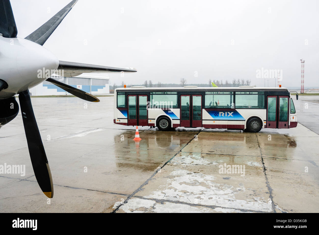 Un bus di passeggeri sulla pista di un aeroporto. Foto Stock
