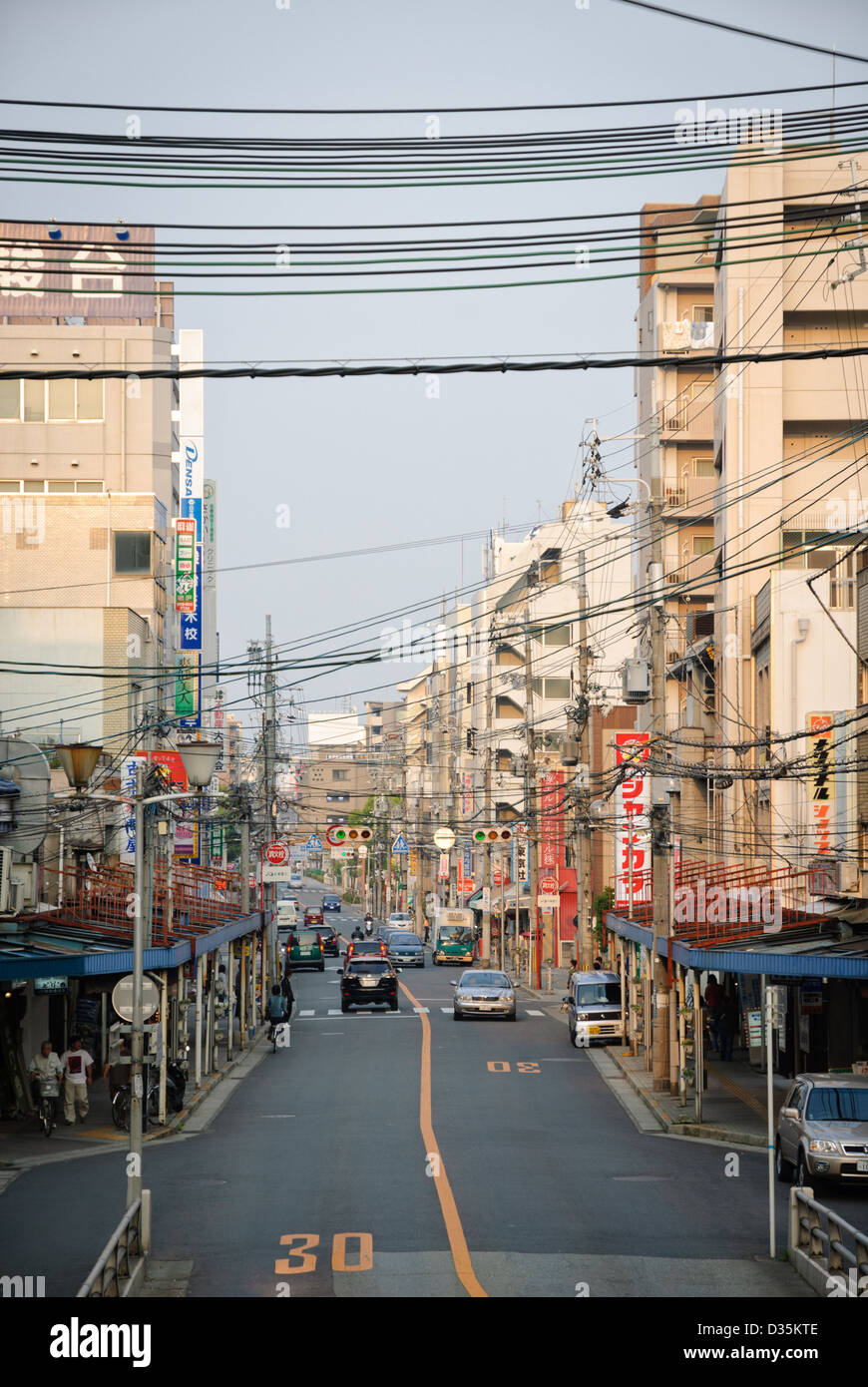 Tipica strada suburbana di Osaka in Giappone. Foto Stock