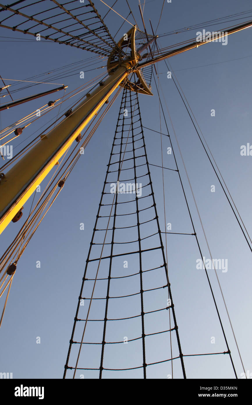 Giallo montante in legno della vecchia barca a vela Foto Stock